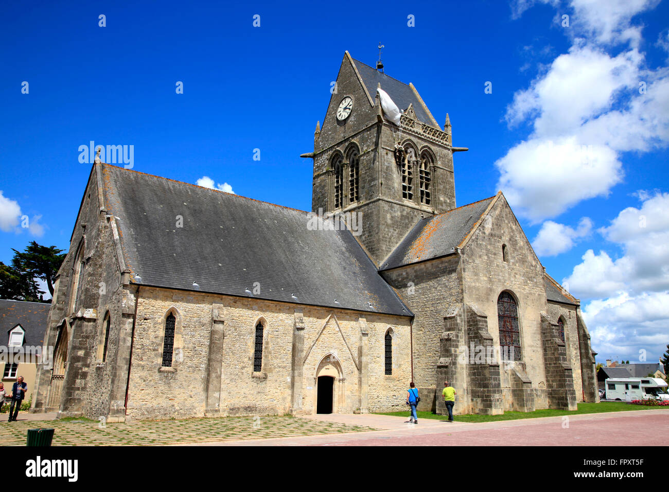 FallschirmDenkmal am Turm der Kirche SainteMereEglise, Normandie, Frankreich Stockfotografie