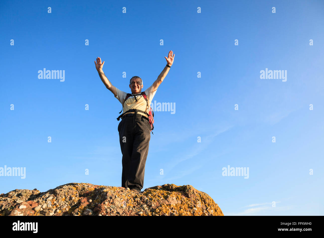 Ältere Wanderer auf dem Gipfel des Felsformation. Sant Llorenc del Munt ich Naturpark Serra de l'Obac. Katalonien. Spanien. Stockfoto