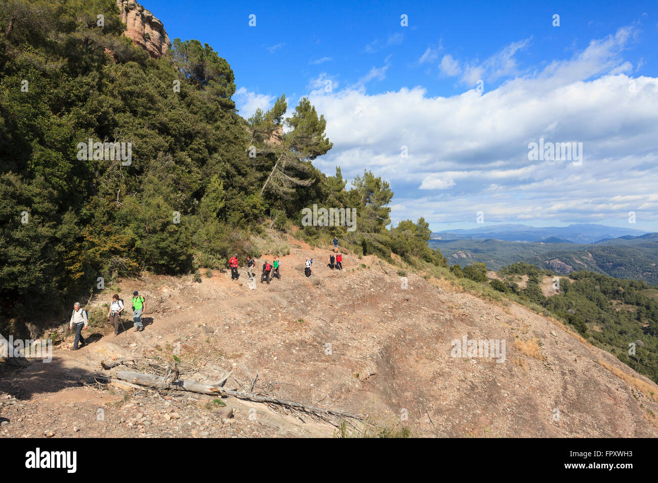 Gruppe von Wanderern zu Fuß. Sant Llorenc del Munt ich Naturpark Serra de l'Obac. Provinz Barcelona. Katalonien. Spanien. Stockfoto