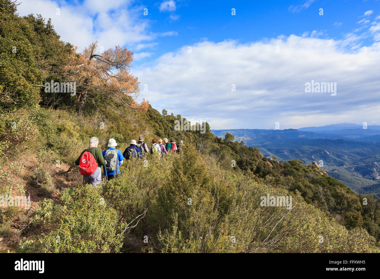 Gruppe von Wanderern zu Fuß. Sant Llorenc del Munt ich Naturpark Serra de l'Obac. Provinz Barcelona. Katalonien. Spanien. Stockfoto