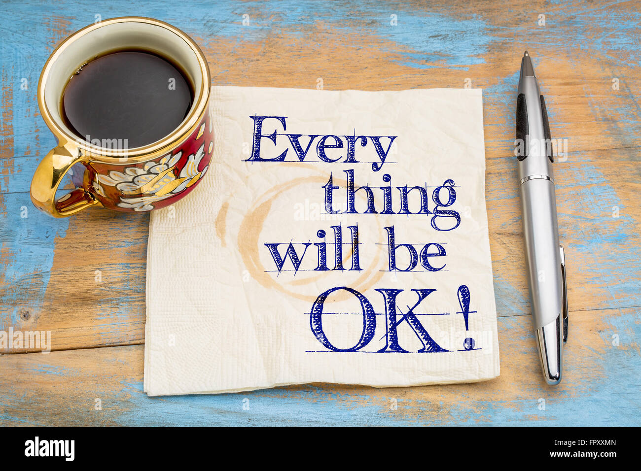 Alles wird in Ordnung sein! Handschrift auf einer Serviette mit einer Tasse Kaffee und einen Stift. Stockfoto