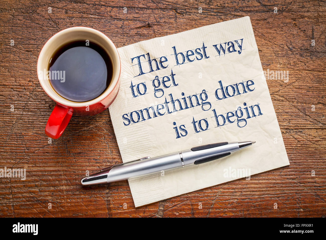 der beste Weg, um etwas zu erledigen ist, beginnen - inspirierenden Satz auf einer Serviette mit Tasse Kaffee Stockfoto