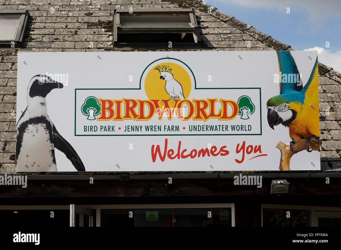Schild am Eingang zu Birdworld in der Nähe von Farnham Stockfoto