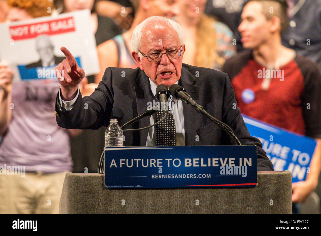 Senator BERNIE SANDERS Kampagnen für Präsident der Vereinigten Staaten an einer Haltestelle in Raleigh, North Carolina.   Die Rallye, wo Sanders Fans begrüßt, fand im Duke Energy Center für darstellende Künste in Raleigh, North Carolina. Stockfoto