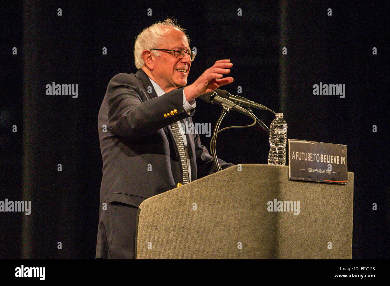 Senator BERNIE SANDERS Kampagnen für Präsident der Vereinigten Staaten an einer Haltestelle in Raleigh, North Carolina.   Die Rallye, wo Sanders Fans begrüßt, fand im Duke Energy Center für darstellende Künste in Raleigh, North Carolina. Stockfoto