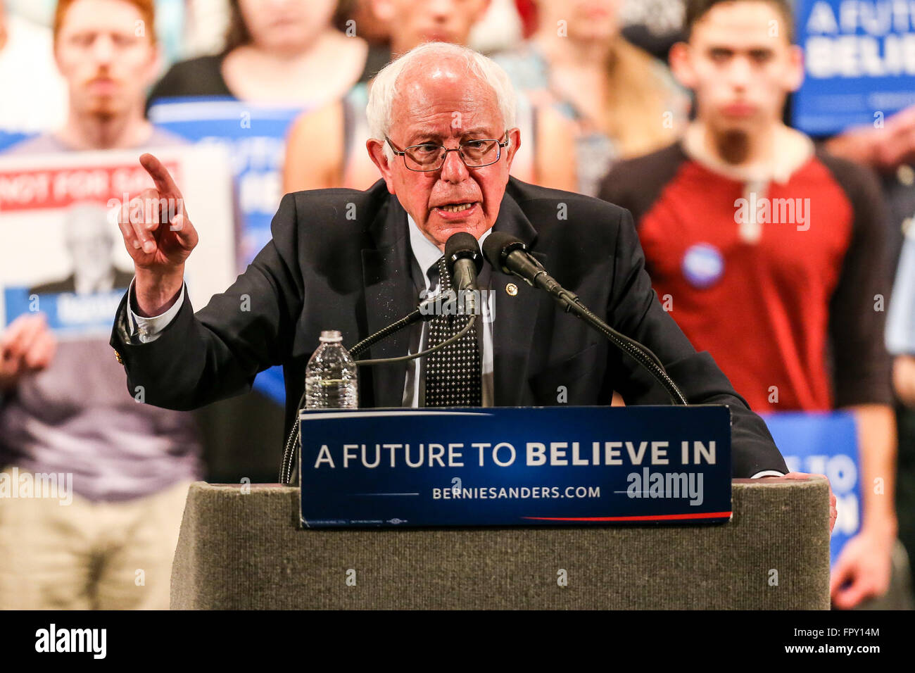 Senator BERNIE SANDERS Kampagnen für Präsident der Vereinigten Staaten an einer Haltestelle in Raleigh, North Carolina.   Die Rallye, wo Sanders Fans begrüßt, fand im Duke Energy Center für darstellende Künste in Raleigh, North Carolina. Stockfoto