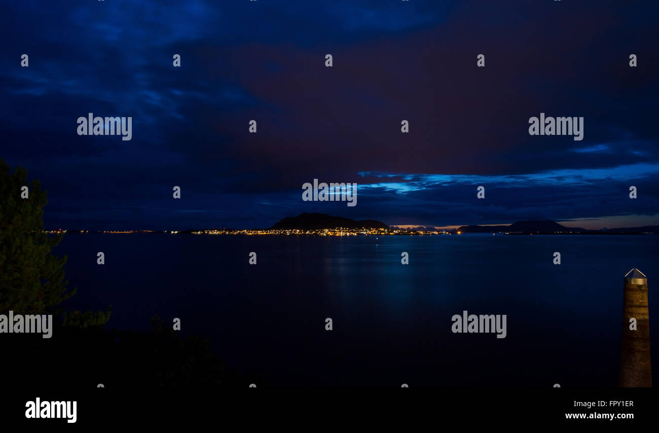 Nacht-Alesund. Blick auf das Wohngebiet auf der Insel Hessa Stockfoto