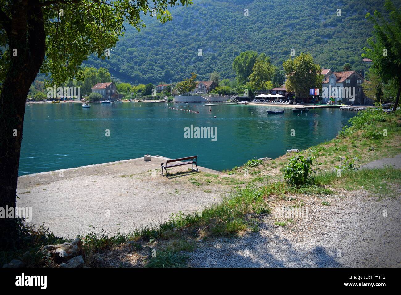 Berge und Meer aufeinander treffen; idyllische Bucht mit klares Wasser und ein ruhiger Strand im Dorf Morin, die Bucht von Kotor, Montenegro Stockfoto