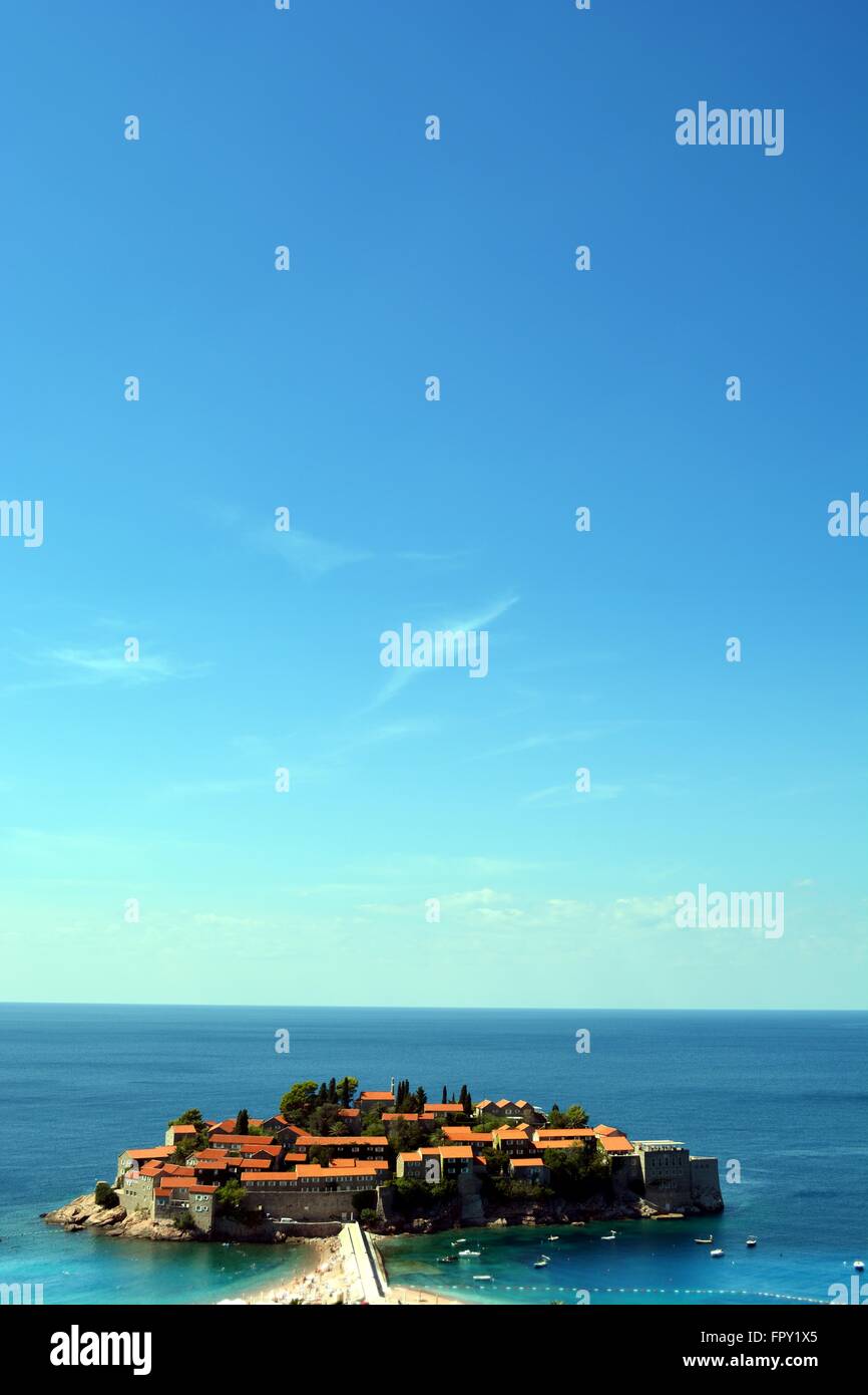 Sveti Stefan Insel unter einer ruhigen blauen Weiten des Himmels von der Küstenstraße in Montenegro an einem heißen Tag im September 2015 Stockfoto