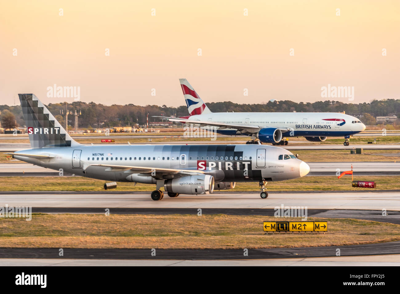 Spirit Airlines und British Airways Passagierjets Rollen am Atlanta International Airport in Atlanta, Georgia. USA. Stockfoto