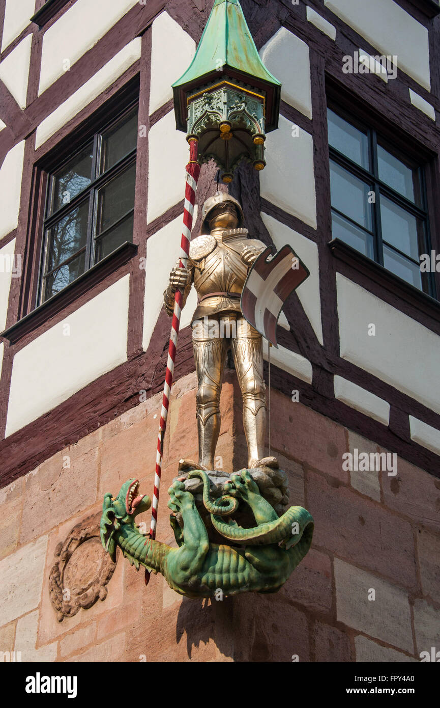 Saint George-Figur mit Drachen auf einem Fachwerkhaus in der mittelalterlichen Stadt Zentrum von Nürnberg, Bayern, Mittelfranken Stockfoto