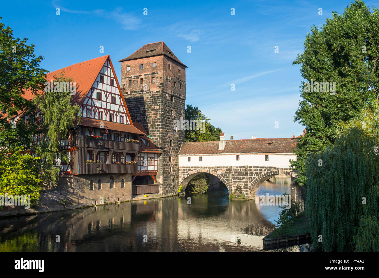 Altes Fachwerkhaus und Wasserturm durch den Fluss Pegnitz, Nürnberg, Middle Franconia, Bayern, Deutschland Stockfoto
