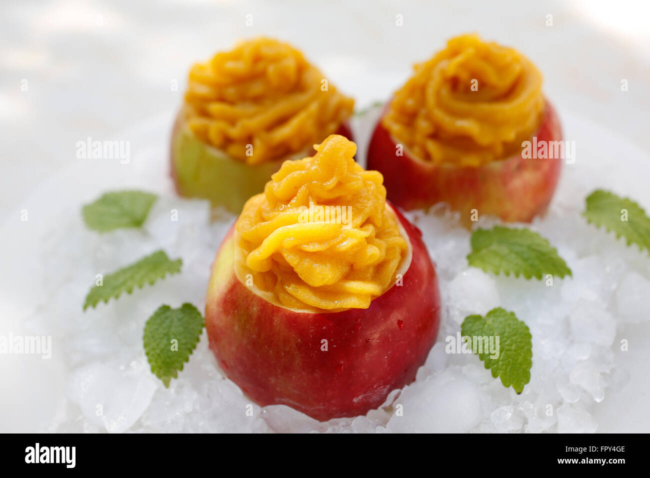 Süßes Dessert, Apfel-Sorbet auf Eis Stockfoto