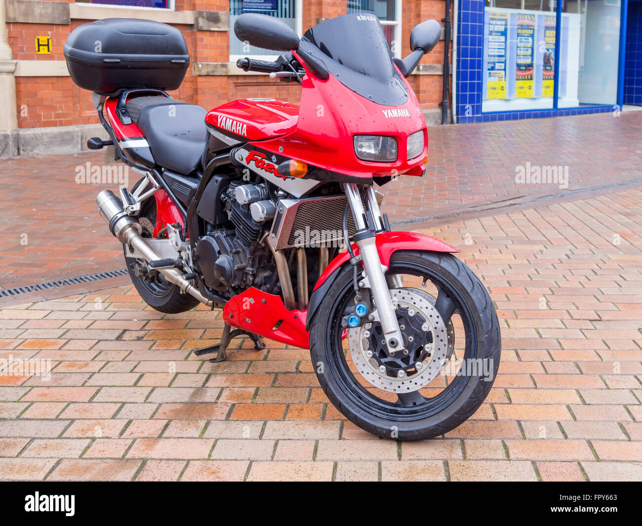 Yamaha Fazer Vierzylinder-Enthusiasten anspruchsvolle hohe powered Roadster Kreuzfahrt Motorrad Stockfoto