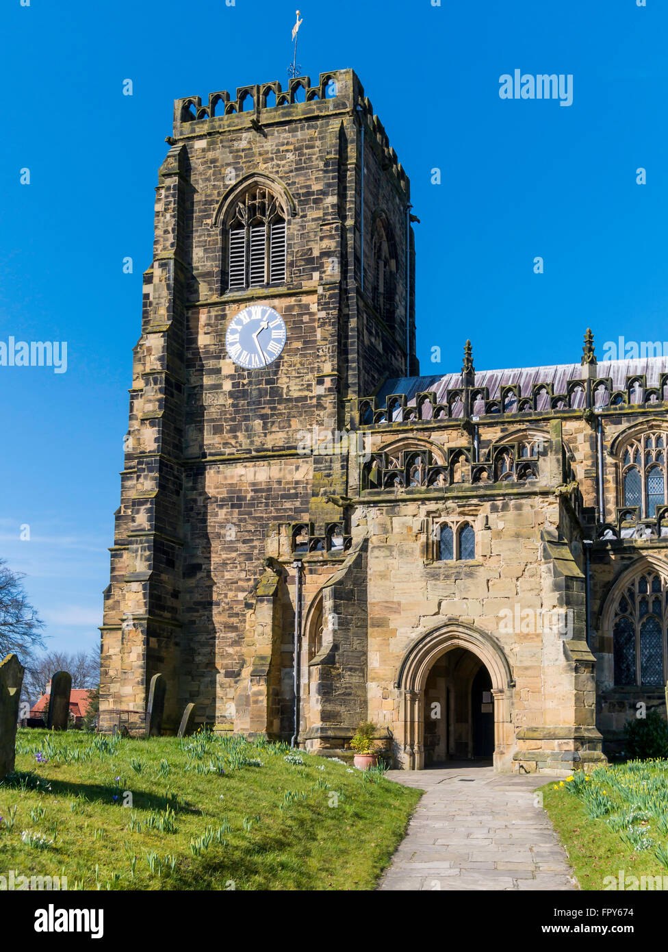 Heiliges Marys mittelalterlichen gotischen Kirche Kirkgate Thirsk North Yorkshire England UK 1450 Turm und Haupteingang gebaut Stockfoto