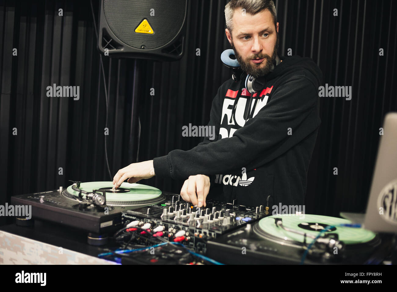 Moskau - 4. Dezember 2015: Darstellung der Zusammenarbeit zwischen Marken Casio G-Shock und Burton. Hosted by DJ Chagin brennbaren Beats im G-Store in der Flasche Kunstfabrik Stockfoto