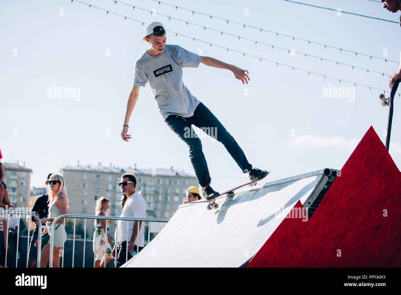 Moskau - 8. August 2015: Festival steht & Schnürsenkel 2015 fand im berühmten Gorki Park und versammelten sich Tausende von jungen Menschen und Hudreds der Marken Stockfoto