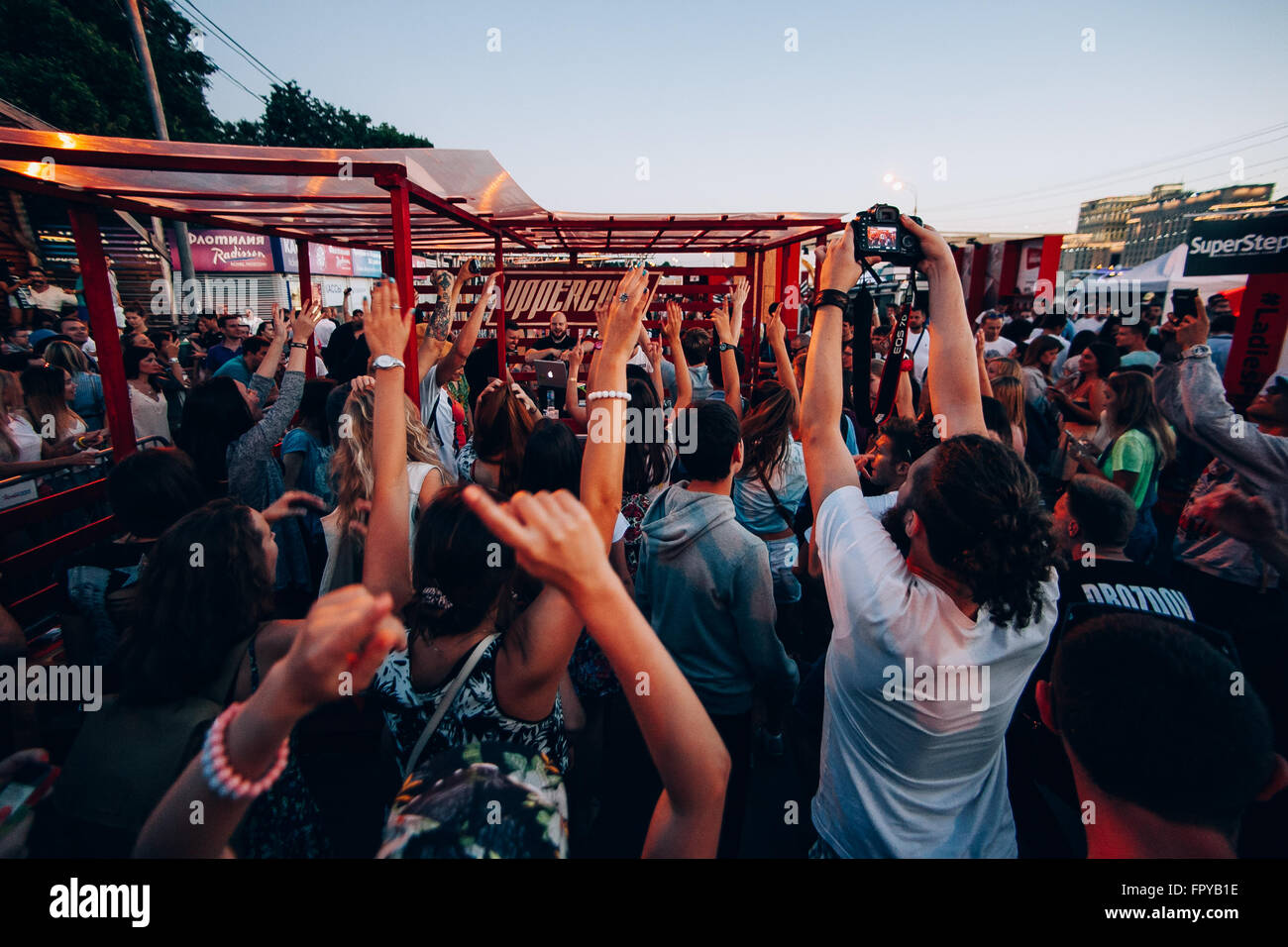 Moskau - 8. August 2015: Festival steht & Schnürsenkel 2015 fand im berühmten Gorki Park und versammelten sich Tausende von jungen Menschen und Hudreds der Marken Stockfoto