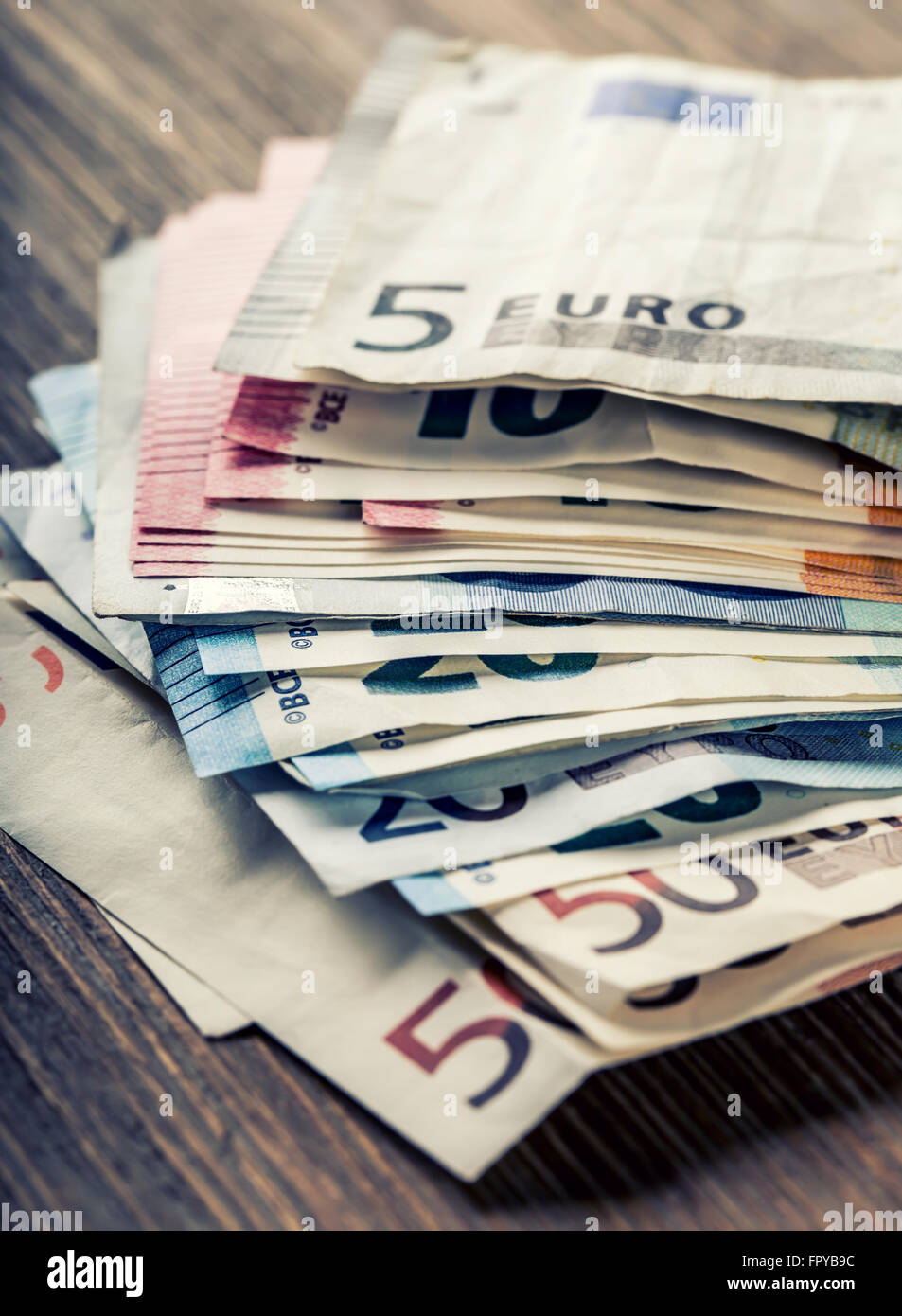 Mehrere Hundert Euro Banknoten Durch Wert Gestapelt Euro Geld Konzept mehrere-hundert-euro-banknoten-durch-wert-gestapelt-euro-geld-konzept