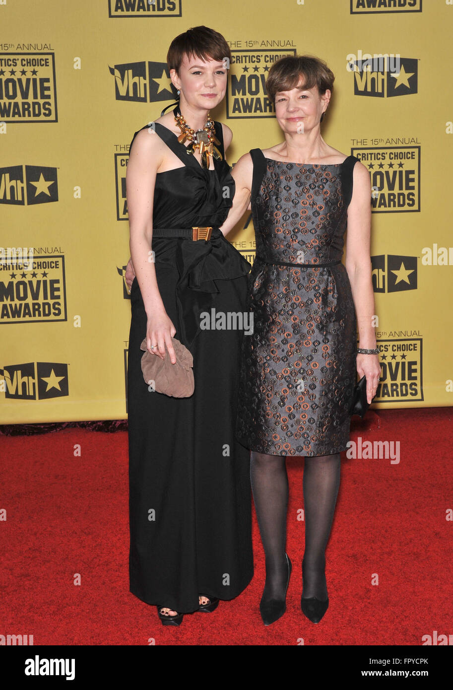 LOS ANGELES, CA - 15. Januar 2010: Carey Mulligan & Mutter am 15. Annual Critics' Choice Movie Awards, präsentiert von der Broadcast Film Critics Association, an der Hollywood Palladium. Stockfoto