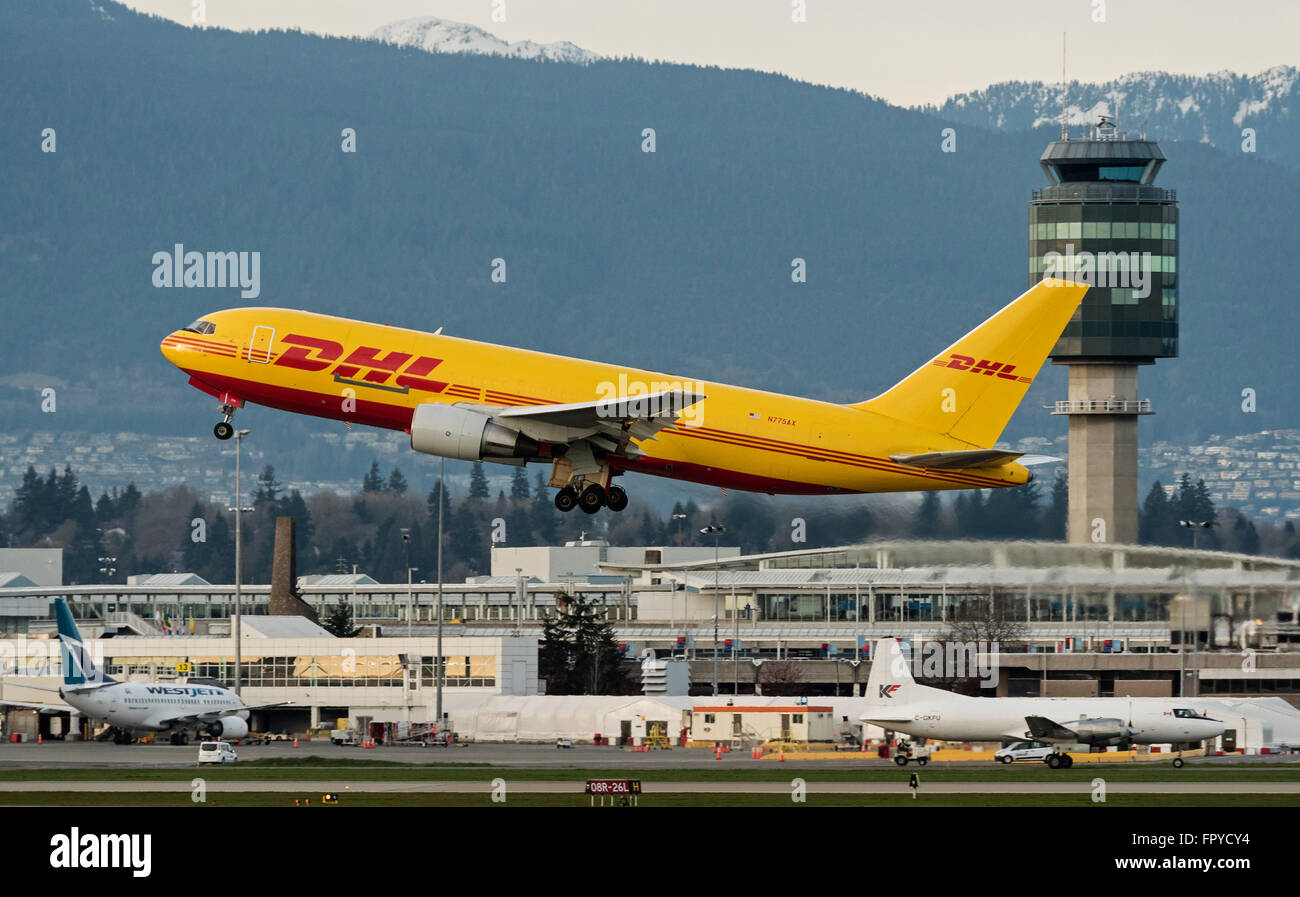 ABX Air Boeing 767 (N775AX) Paket Frachter gemalt in DHL-Lackierung nehmen ausziehen in der Luft Vancouver International Airport Stockfoto