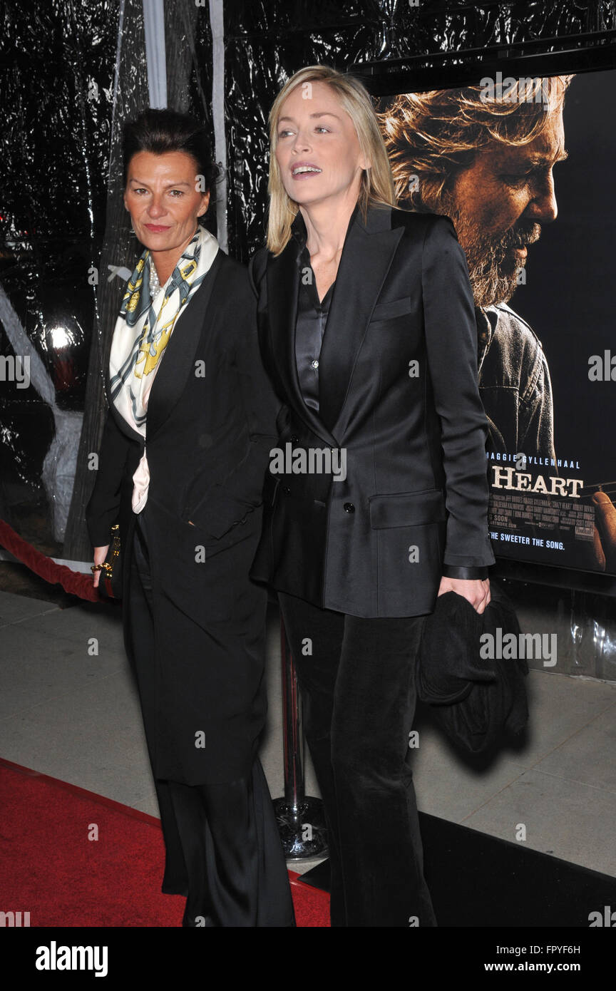 LOS ANGELES, CA - 8. Dezember 2009: Sharon Stone an der Los-Angeles-premiere von "Crazy Heart" an der Academy of Motion Picture Arts & Sciences in Beverly Hills. Stockfoto