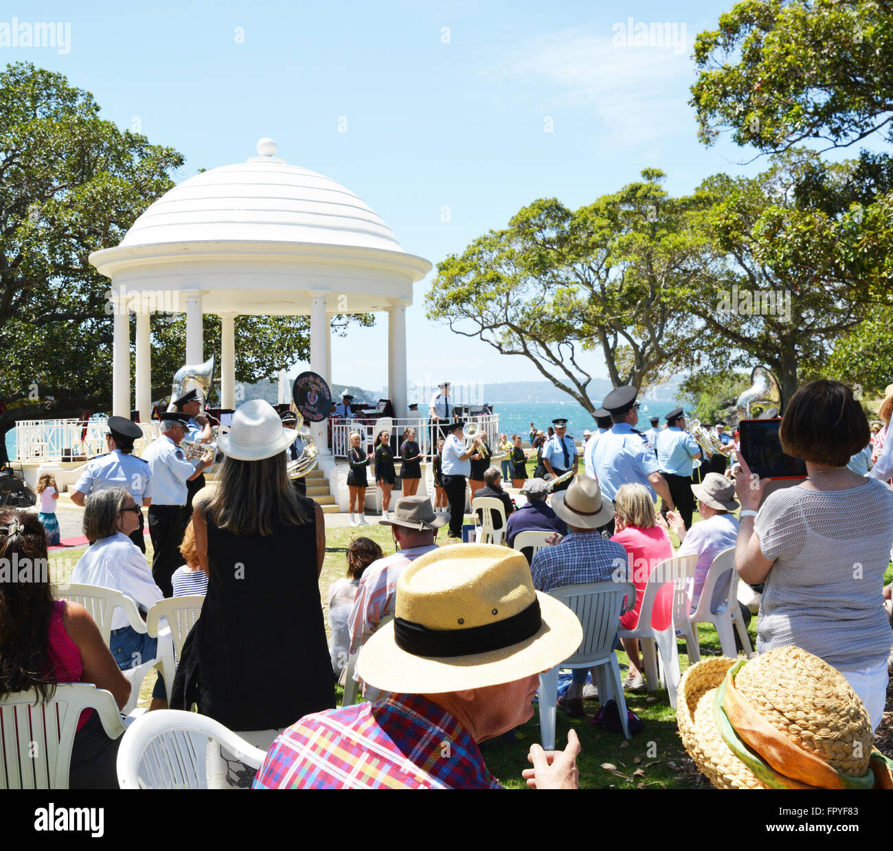 NSW Feuer & Rettung Band am Strand von Sydney, Sydney Australien. Menschen genießen täglich draußen am Strand mit Band spielt. Stockfoto