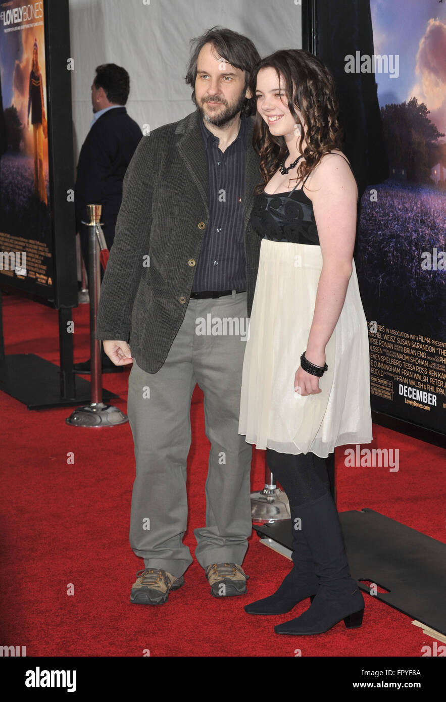 LOS ANGELES, CA - 7. Dezember 2009: Regisseur Peter Jackson & Tochter Katie bei der Los Angeles Premiere seines neuen Films "The Lovely Bones" in Grauman Chinese Theatre in Hollywood. Stockfoto