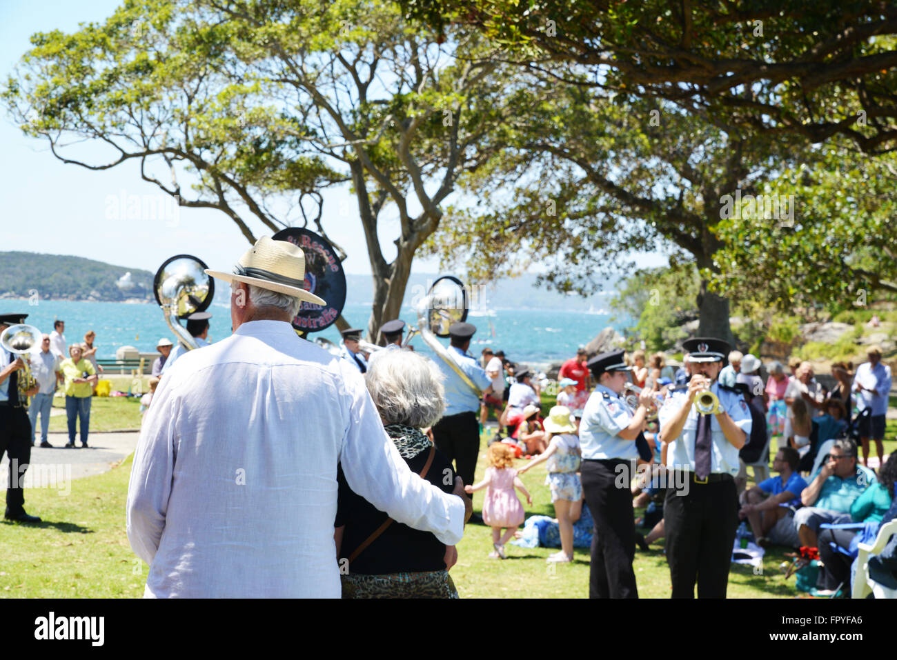 NSW Feuer & Rettung Band am Strand von Sydney, Sydney Australien. Menschen genießen täglich draußen am Strand mit Band spielt. Stockfoto