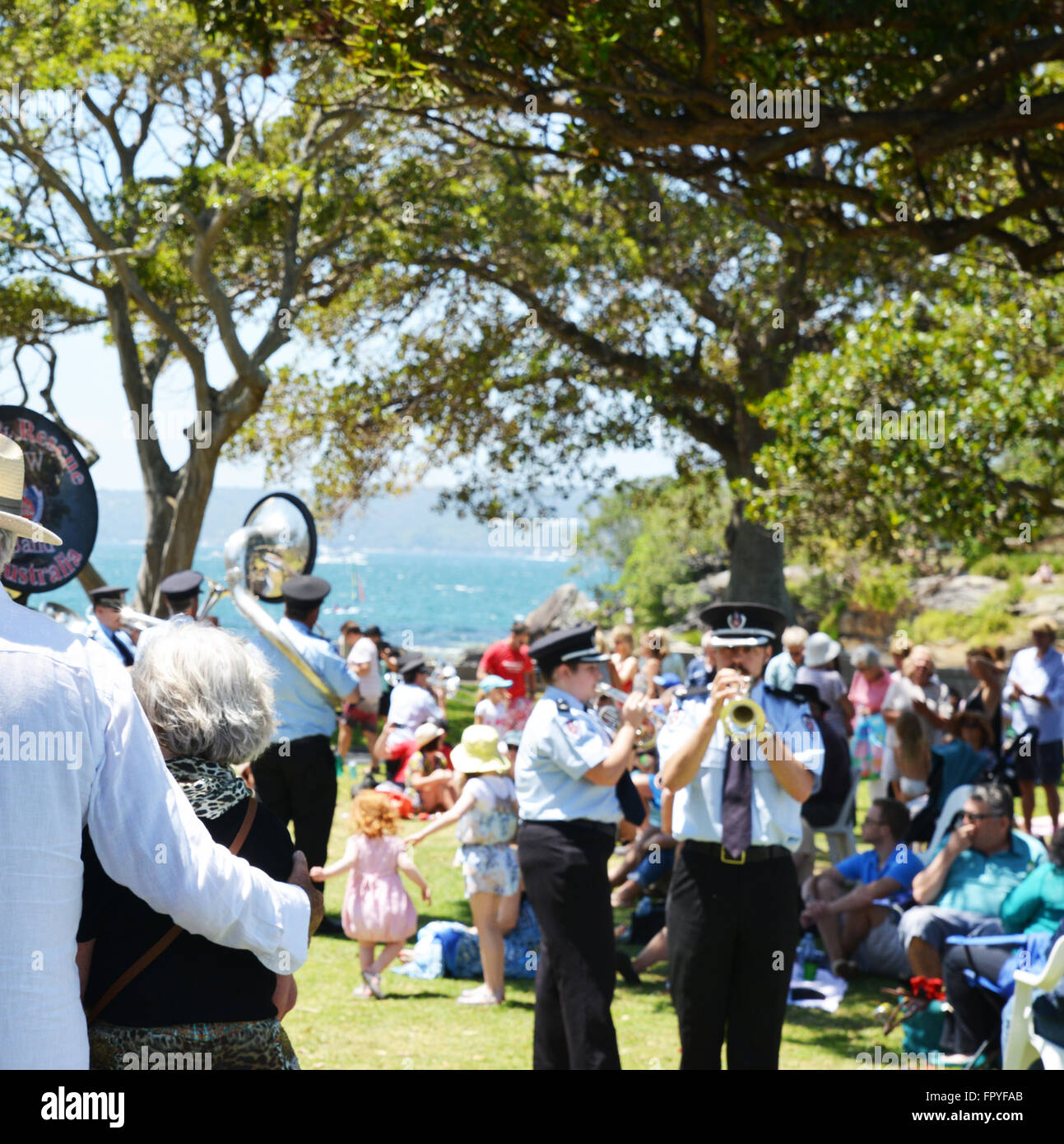 NSW Feuer & Rettung Band am Strand von Sydney, Sydney Australien. Menschen genießen täglich draußen am Strand mit Band spielt. Stockfoto