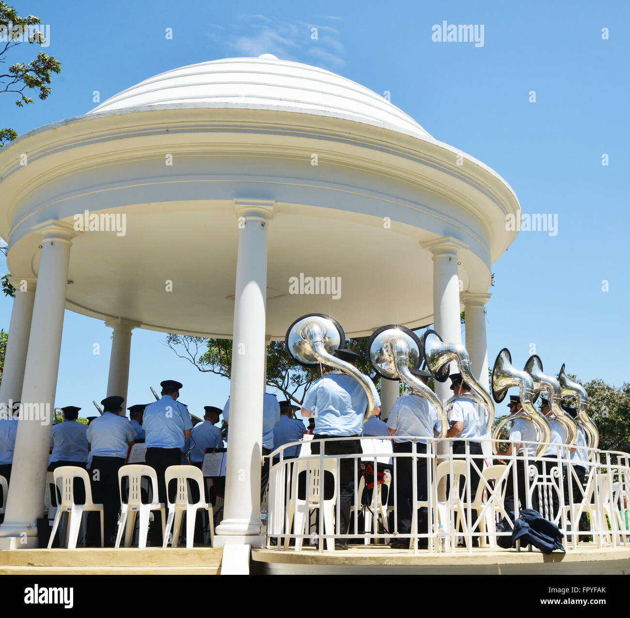 NSW Feuer & Rettung Band am Strand von Sydney, Sydney Australien. Menschen genießen täglich draußen am Strand mit Band spielt. Stockfoto