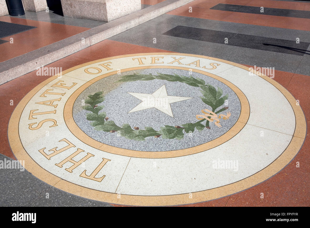 Eine Fliese Darstellung das Staatssiegel begrüßt Besucher am Eingang des State Capitol in Austin, Texas, USA Stockfoto