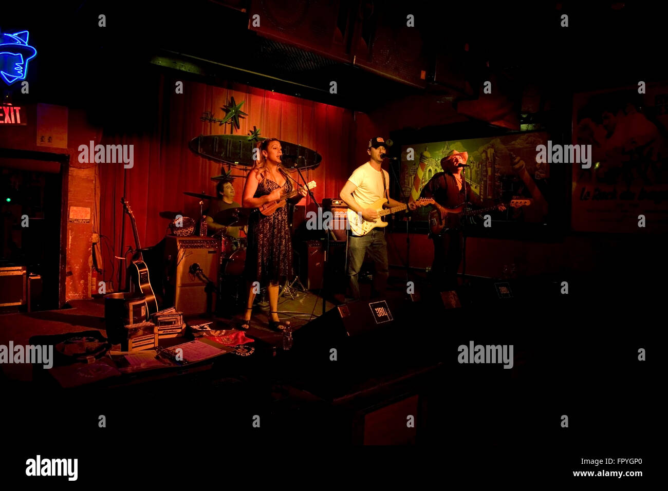 Populäre Austin Band, The Mutter Trucker nehmen auf die Bühne des Continental Club, einem rauhen, heruntergekommene kleine Musikveranstaltungen. Stockfoto