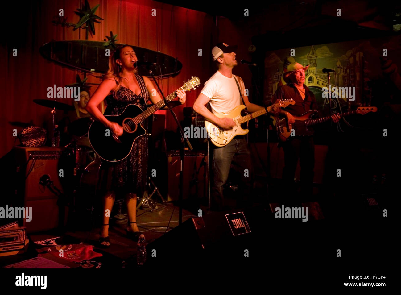 Populäre Austin Band, The Mutter Trucker nehmen auf die Bühne des Continental Club, einem rauhen, heruntergekommene kleine Musikveranstaltungen. Stockfoto