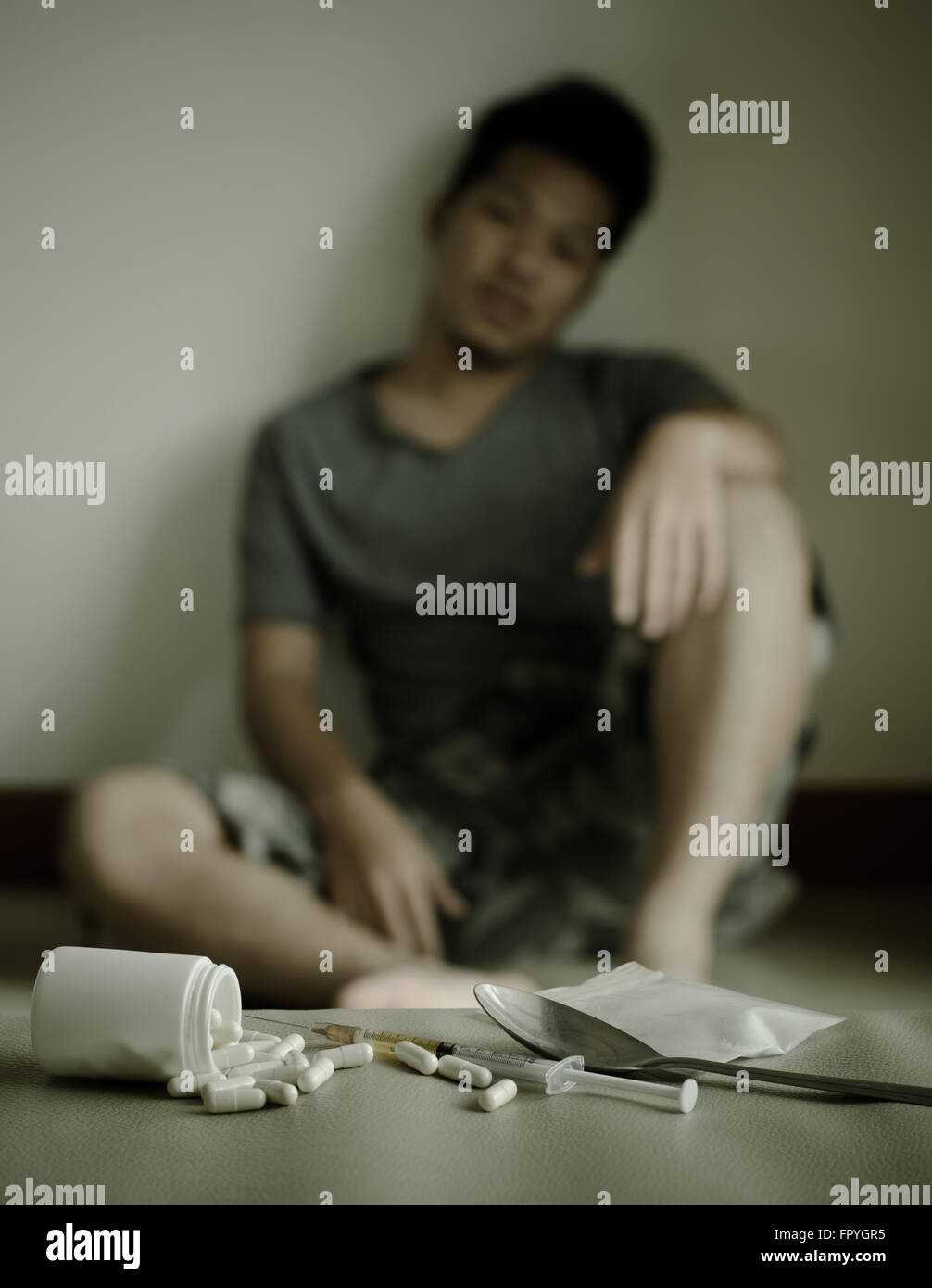 Drogen und Drogenabhängiger, sitzt im Hintergrund Stockfoto