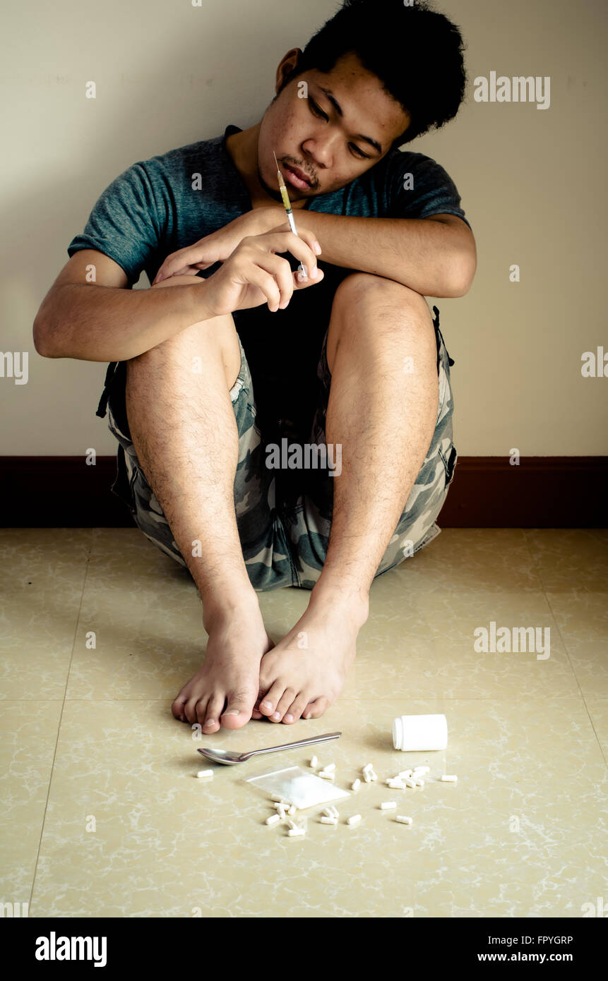 Drug addict Mann mit Spritze in der hand Stockfoto