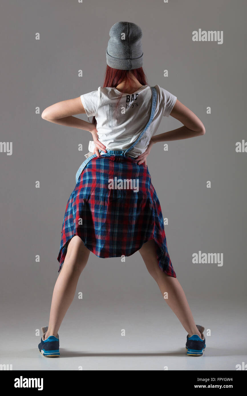 Eine Attraktive Fit Susse Junge Frau Tragt Casual Kariertes Hemd Stehend Mit Handen Auf Den Huften Modernen Stil Schone Tanzerin Workin Stockfotografie Alamy