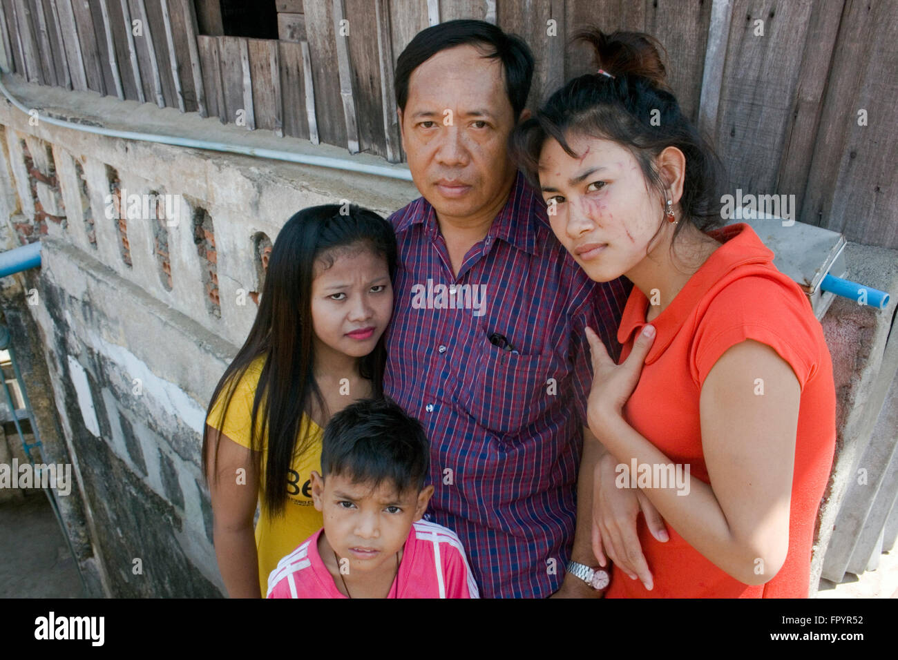 Der Vermieter ein Slum posiert mit zwei Karake Bar und ein kleiner Junge, die seine in Kampong Cham, Kambodscha Mieter. Stockfoto