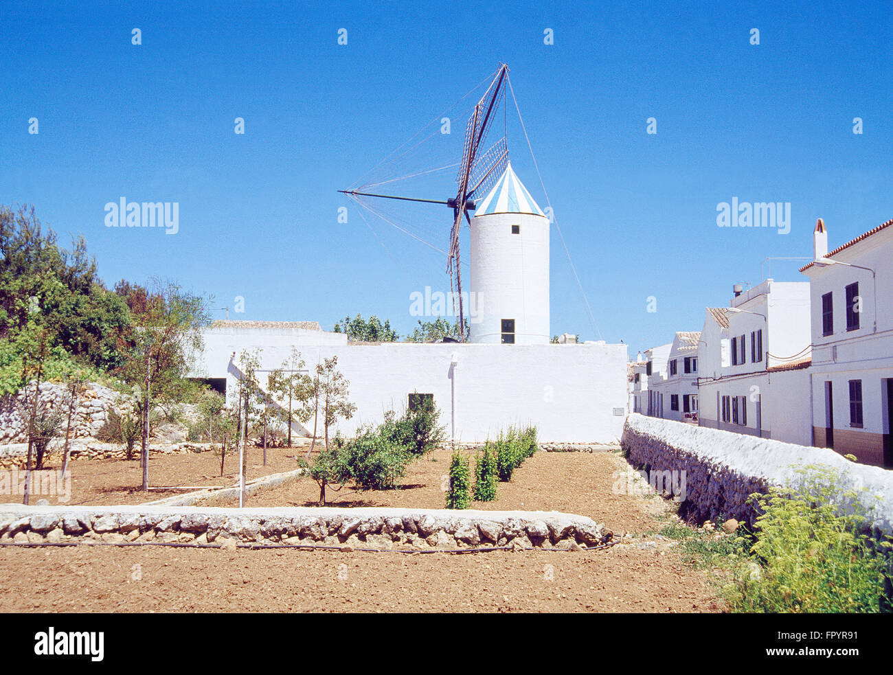 Gärtnerei und Windmühle. Ethnologisches Museum, Sant Lluis, Menorca Insel, Balearen, Spanien. Stockfoto