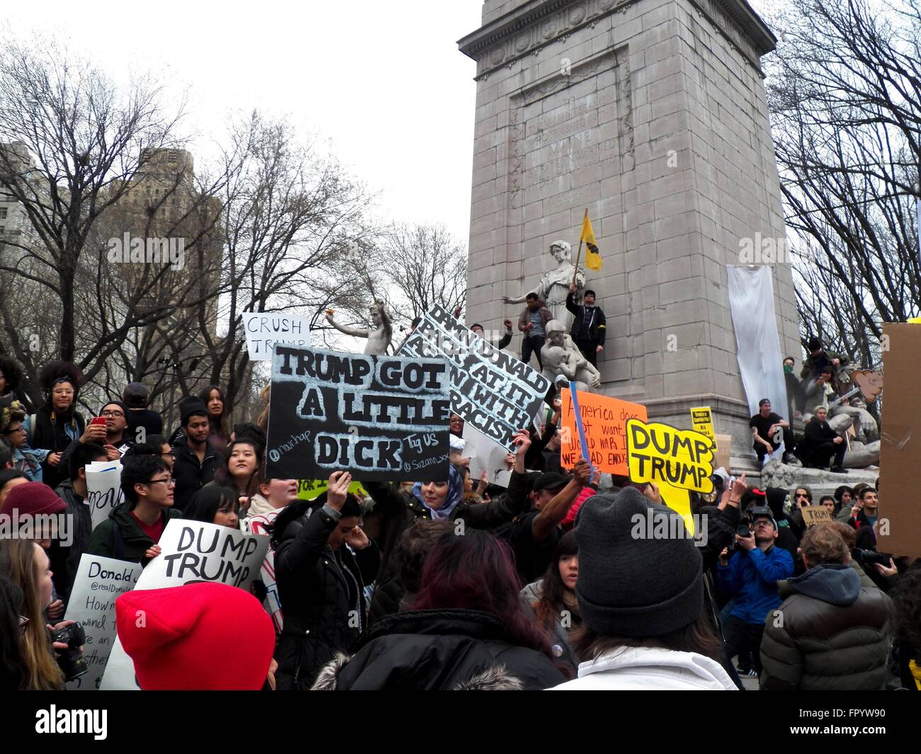 Kundgebung gegen Donald Trump in New York City als Reaktion auf Trump und all den Schlagzeilen machte er mit seinem spalterischen Rhetorik in den letzten Monaten hat, Hassreden, und extremistische Pläne zur "Amerika groß wieder machen". Die Teilnehmer der Kundgebung heute und die meisten Amerikaner in der Tat glauben, dass dies das Gegenteil zu diesem Volk zu tun. Trumps Richtlinien bedrohen viele von uns in schwarz, Latino, LGBTQIA, Muslim und andere Gemeinschaften. Diese Richtlinien und Typen der Rede haben keinen Platz in einem Land, das ist wohl um zu stehen für Freiheit, Gleichheit, Gerechtigkeit und eine, die immer ein Land gewesen, das begrüßt Stockfoto