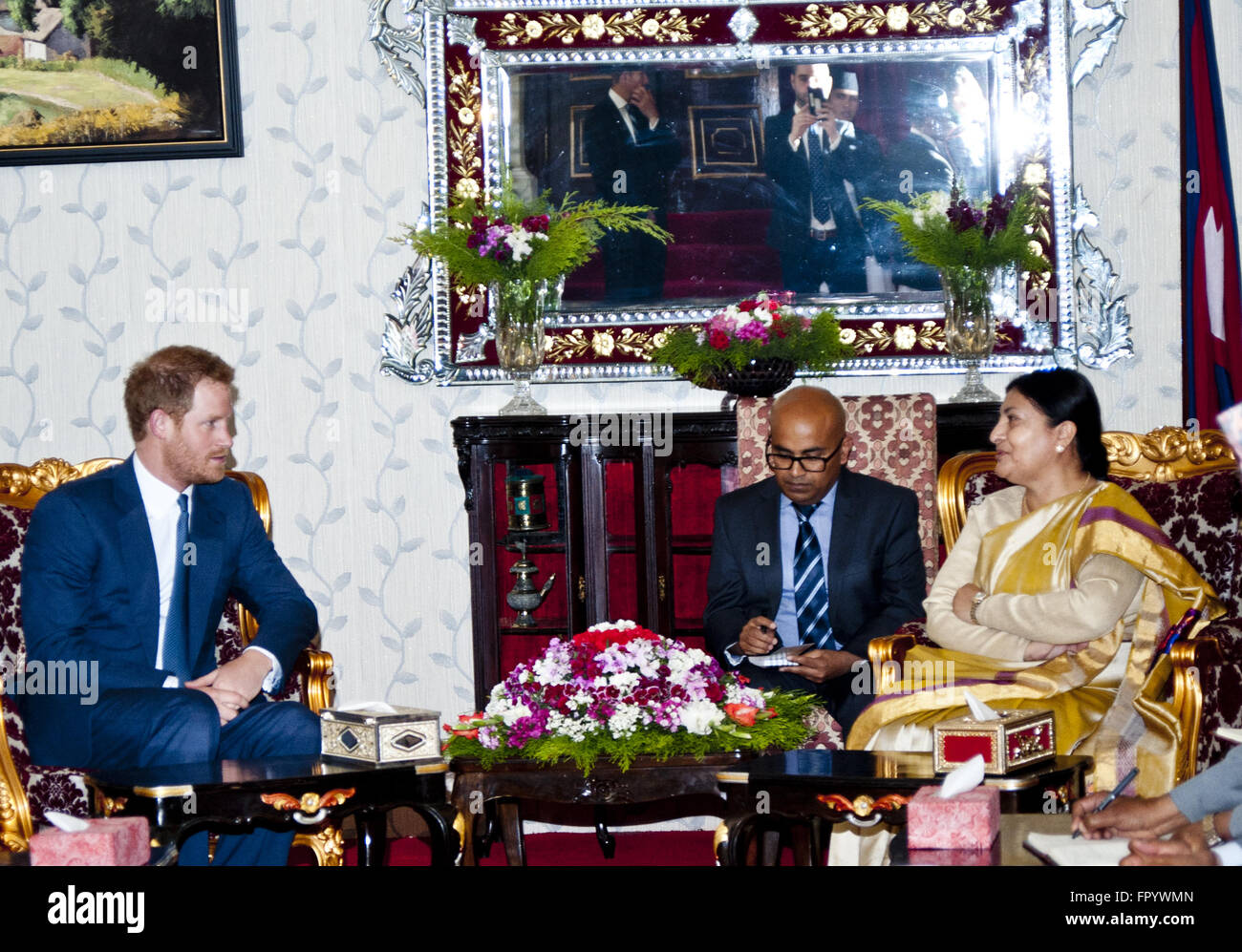 Kathmandu, Nepal. 20. März 2016. Britische Prinz Harry (L) trifft sich mit Nepalese President Bidya Devi Bhandari (R) im Amt des Präsidenten in Kathmandu, Nepal, 20. März 2016. © Sunil C. Bajracharya/Xinhua/Alamy Live-Nachrichten Stockfoto