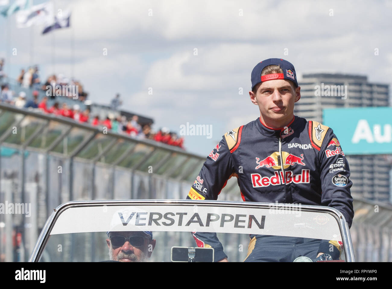 Albert Park, Melbourne, Australien. 20. März 2016. Max Verstappen (NDL) #33 aus der Scuderia Toro Rosso-Team bei der Fahrerparade vor der 2016 Australian Formula One Grand Prix im Albert Park in Melbourne, Australien. Sydney Low/Cal Sport Media/Alamy Live-Nachrichten Stockfoto