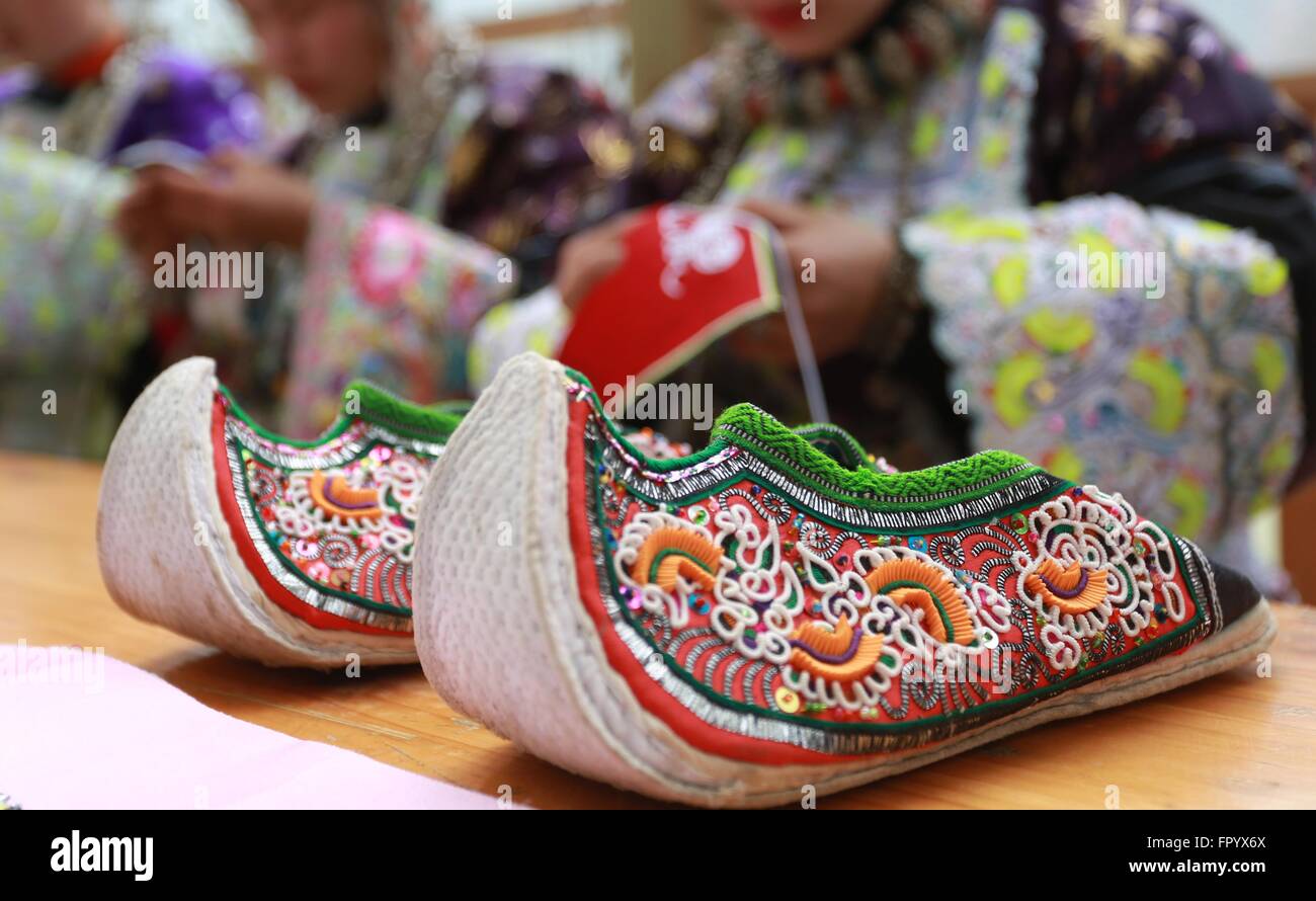 Qiandongnan. 19. März 2016. Foto aufgenommen am 19. März 2016 zeigt traditionelle Schuhe von Dong ethnische Gruppe im Südwesten Chinas Provinz Guizhou Rongjiang County. Rongjiang County in Guizhou seit langem den Lebensraum für ethnische Minderheiten von Dong, Yao, Miao und Shui Menschen, bietet jeweils ihre eigentümliche Kostüm. © Yang Chengli/Xinhua/Alamy Live-Nachrichten Stockfoto