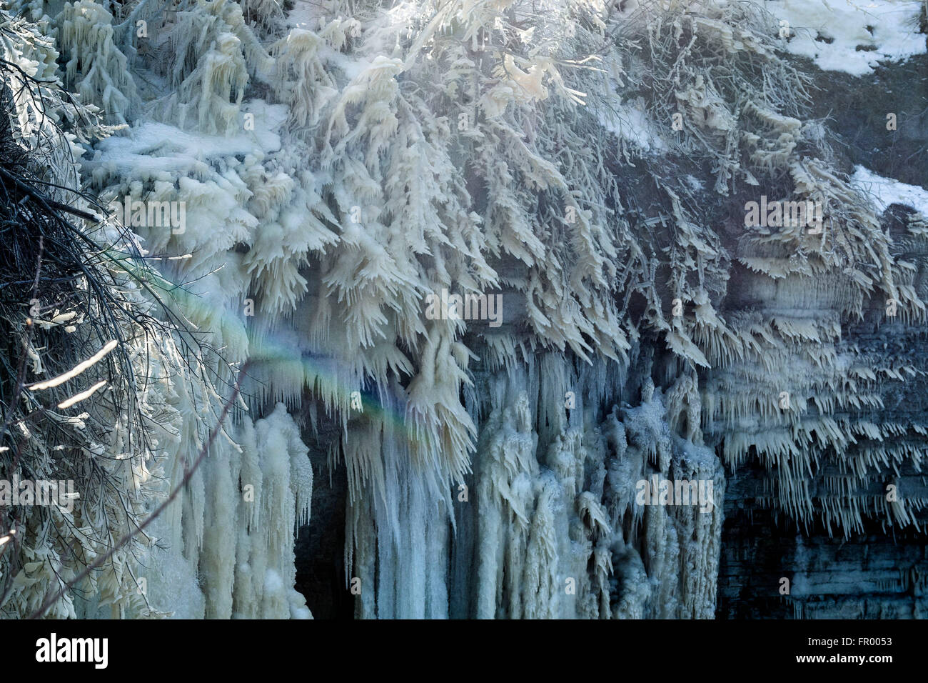 Ontika. 19. März 2016. Foto aufgenommen am 19. März 2016 zeigt den Blick auf vereisten Valaste Wasserfall nach der stürmischen Nordwind in Ontika, Estland. Bildnachweis: Sergei Stepanov/Xinhua/Alamy Live-Nachrichten Stockfoto