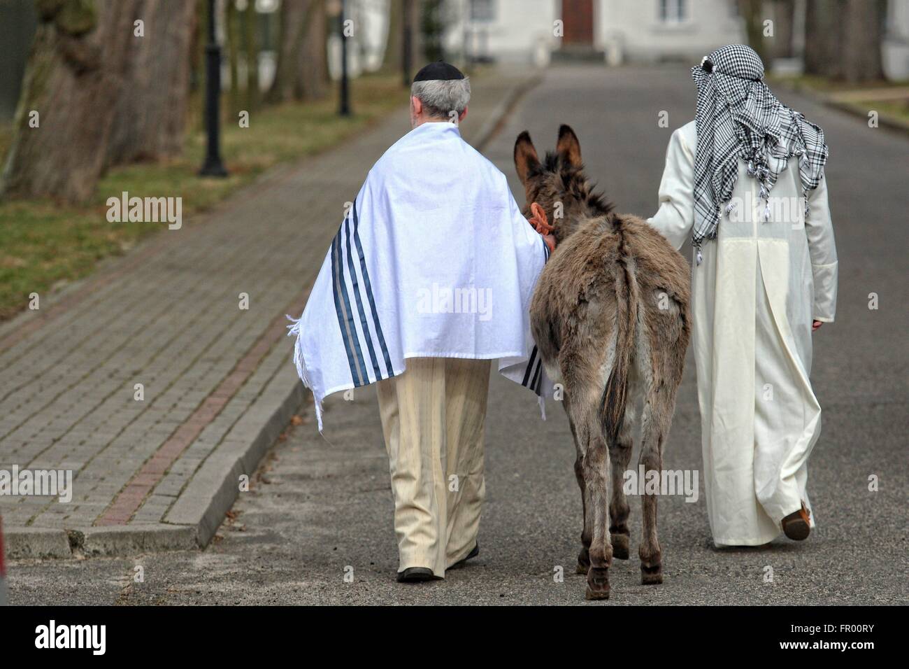 Pelplin, Polen 20. März 2016 Christen besuchen die Palmprozession am Palmsonntag am 20. März 2016 in Pelpin, Polen. Am Palmsonntag fällt auf den Sonntag vor Ostern. Das fest erinnert an den Einzug Jesu in Jerusalem. Bildnachweis: Michal Fludra/Alamy Live-Nachrichten Stockfoto