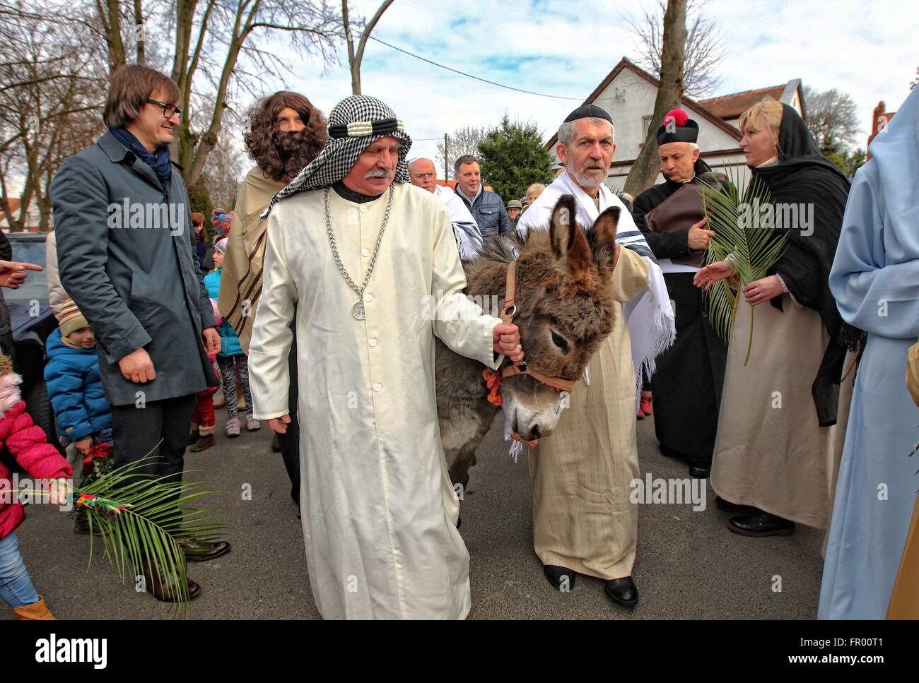 Pelplin, Polen 20. März 2016 Christen besuchen die Palmprozession am Palmsonntag am 20. März 2016 in Pelpin, Polen. Am Palmsonntag fällt auf den Sonntag vor Ostern. Das fest erinnert an den Einzug Jesu in Jerusalem. Bildnachweis: Michal Fludra/Alamy Live-Nachrichten Stockfoto