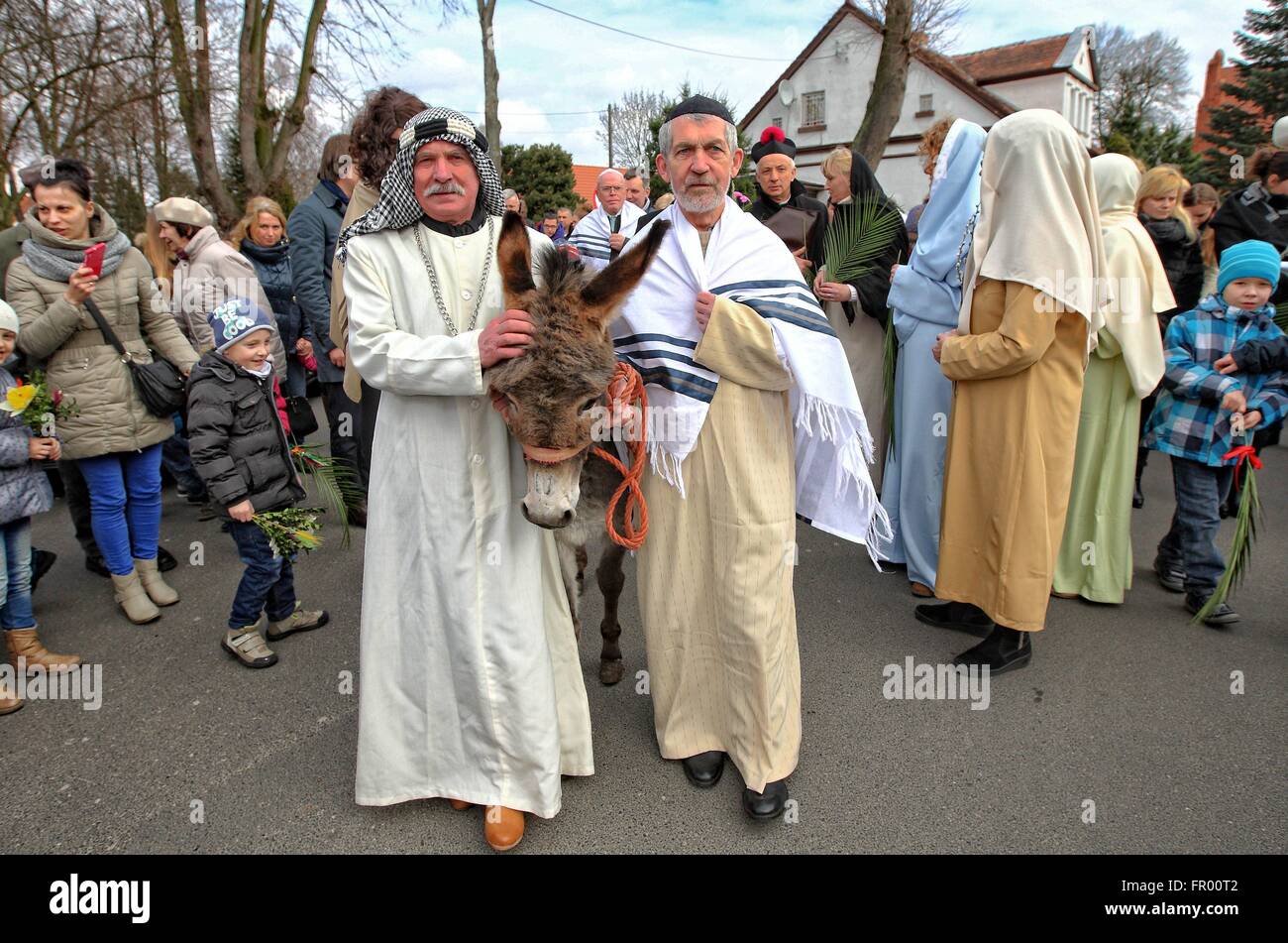 Pelplin, Polen 20. März 2016 Christen besuchen die Palmprozession am Palmsonntag am 20. März 2016 in Pelpin, Polen. Am Palmsonntag fällt auf den Sonntag vor Ostern. Das fest erinnert an den Einzug Jesu in Jerusalem. Bildnachweis: Michal Fludra/Alamy Live-Nachrichten Stockfoto