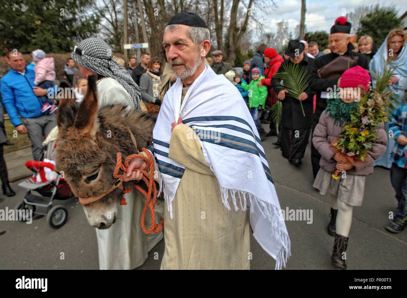 Pelplin, Polen 20. März 2016 Christen besuchen die Palmprozession am Palmsonntag am 20. März 2016 in Pelpin, Polen. Am Palmsonntag fällt auf den Sonntag vor Ostern. Das fest erinnert an den Einzug Jesu in Jerusalem. Bildnachweis: Michal Fludra/Alamy Live-Nachrichten Stockfoto