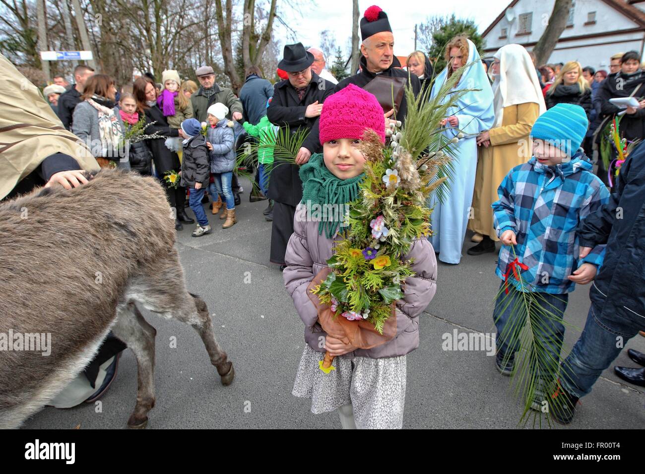 Pelplin, Polen 20. März 2016 Christen besuchen die Palmprozession am Palmsonntag am 20. März 2016 in Pelpin, Polen. Am Palmsonntag fällt auf den Sonntag vor Ostern. Das fest erinnert an den Einzug Jesu in Jerusalem. Bildnachweis: Michal Fludra/Alamy Live-Nachrichten Stockfoto