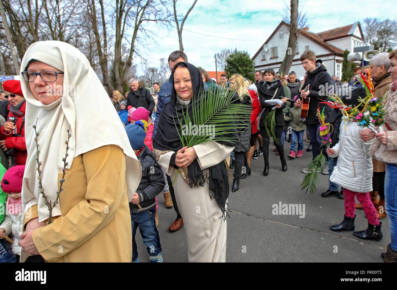 Pelplin, Polen 20. März 2016 Christen besuchen die Palmprozession am Palmsonntag am 20. März 2016 in Pelpin, Polen. Am Palmsonntag fällt auf den Sonntag vor Ostern. Das fest erinnert an den Einzug Jesu in Jerusalem. Bildnachweis: Michal Fludra/Alamy Live-Nachrichten Stockfoto